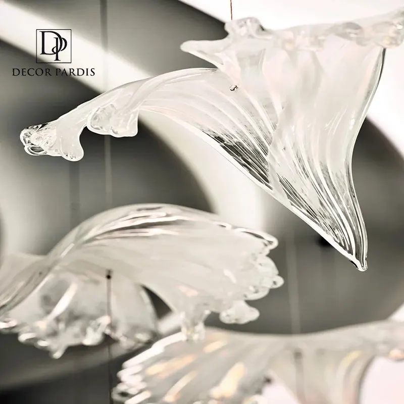 نمای نزدیک پروانههای لوستر سقفی