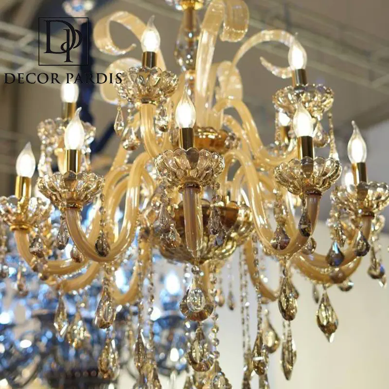 نمای نزدیک از جزئیات لوستر کلاسیک مورانو