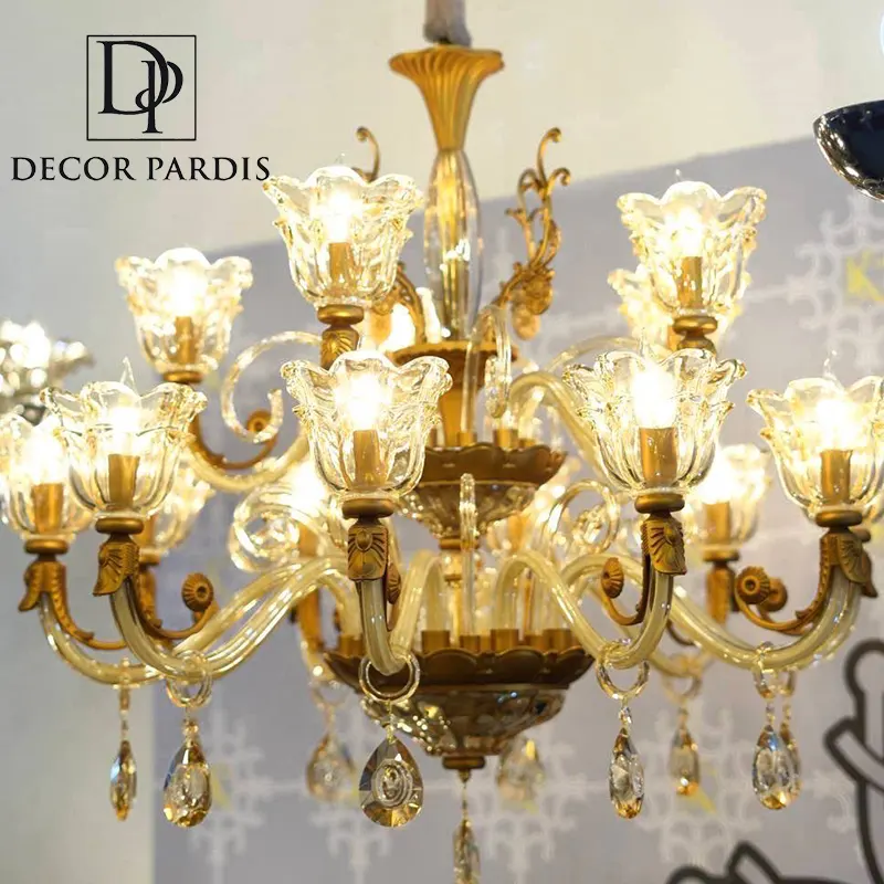 لوستر سقفی طلایی در فضای مدرن