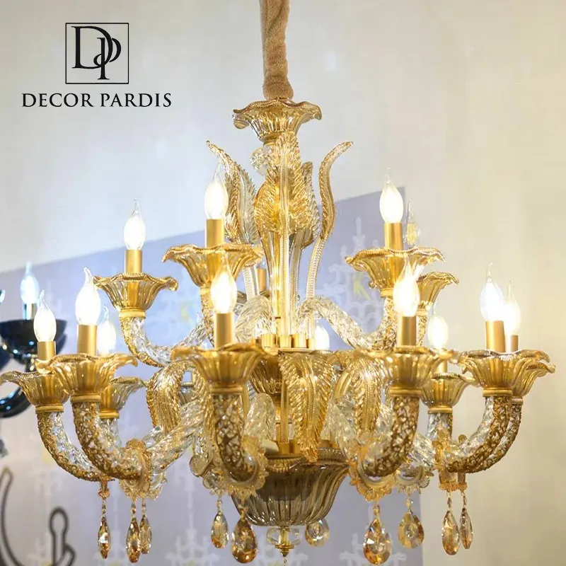 لوستر کریستالی مورانو با نورپردازی درخشان