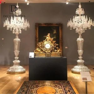 آباژور الماس شکل باکارات روشن بر روی میز کنار تخت