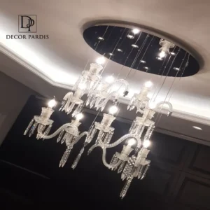 لوستر دست ساز مورانو مدل طبقاتی نصب شده در سالن بزرگ