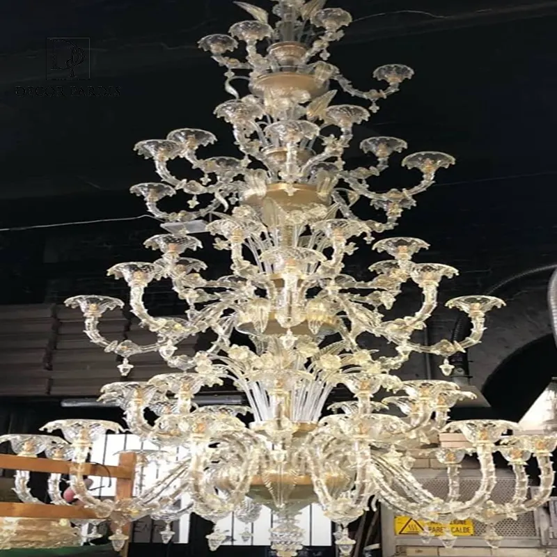 لوستر دست ساز مورانو مدل سلطنتی در فضای کلاسیک