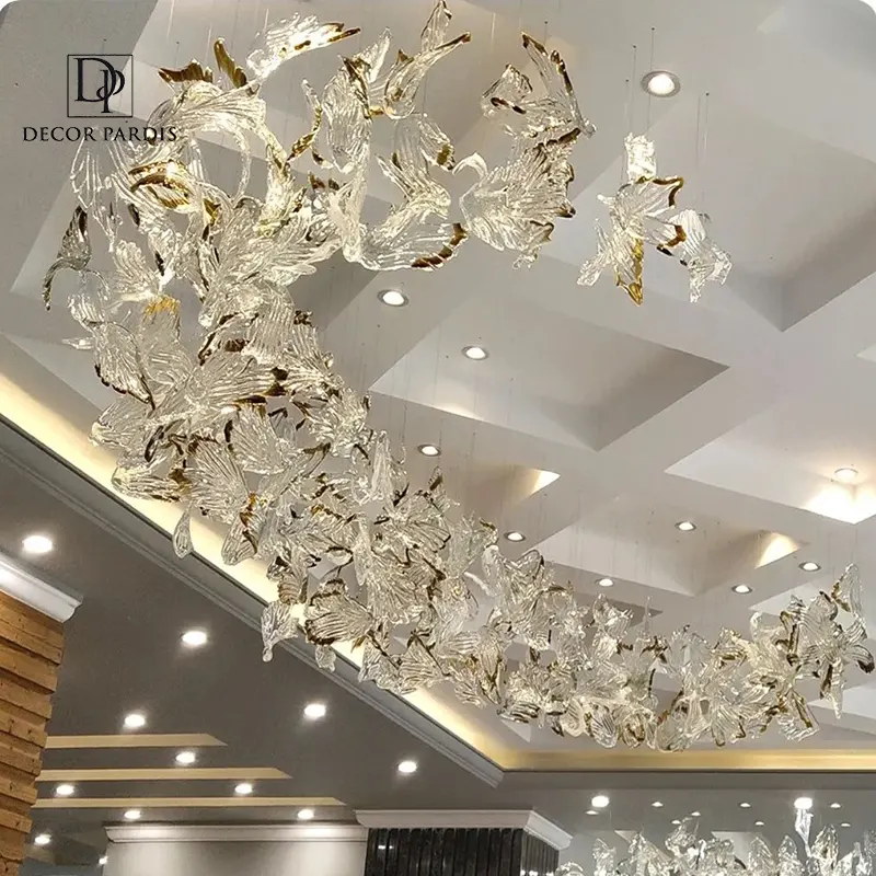 لوستر شیک مدل کلاسیک عروس پروانه در سالن پذیرایی