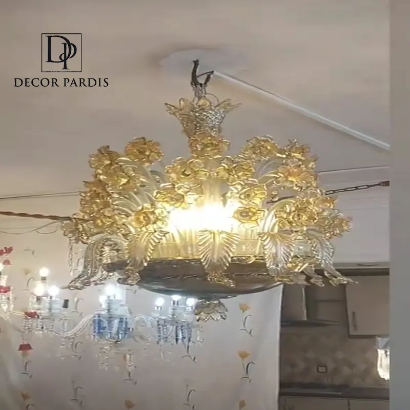 نمای نزدیک جزئیات هنری لوستر فلورا مورانو