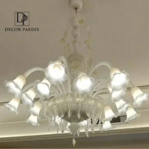 نورپردازی ملایم و جلوه لوکس لوستر دست‌ساز گلبرگی