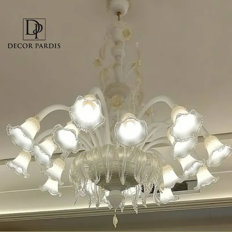 نورپردازی ملایم و جلوه لوکس لوستر دستساز گلبرگی