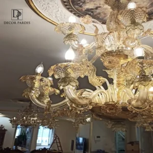 نمای نزدیک جزئیات هنری لوستر زرین مورانو