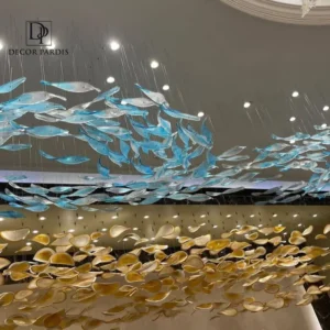 نمای نزدیک جزئیات بلوری لوستر دم ماهی