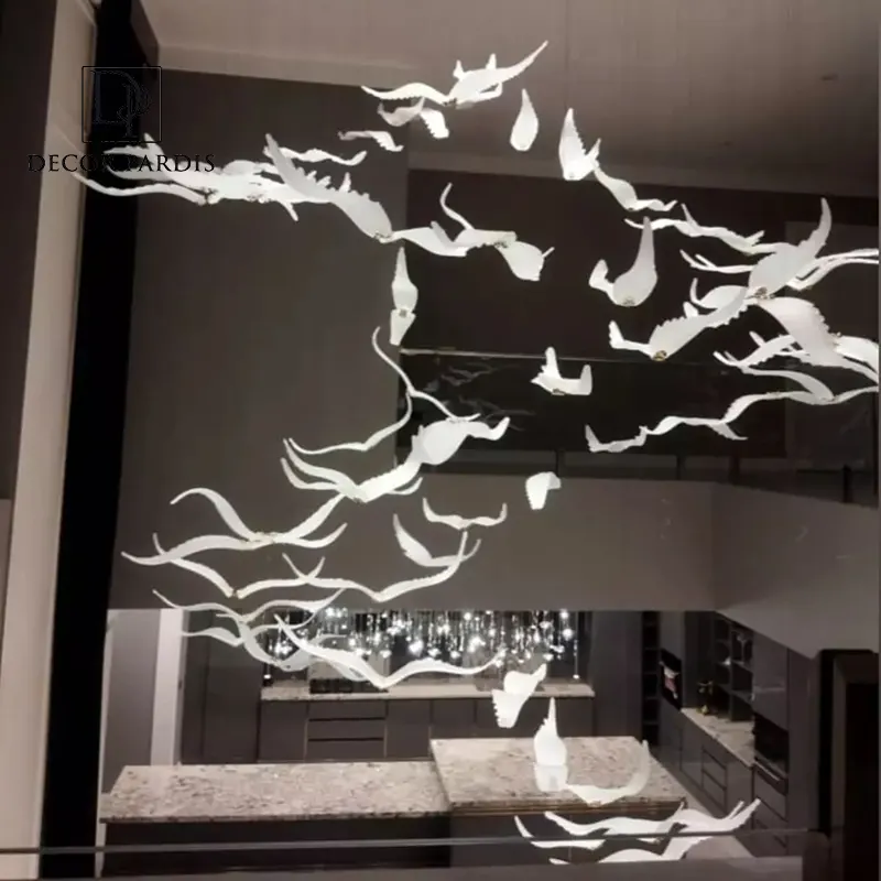 لوستر دست ساز مدل بال فرشته شیشهای با طراحی ظریف و نور دلنشین