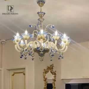 لوستر دست ساز مورانو آبی نصب شده در فضای پذیرایی