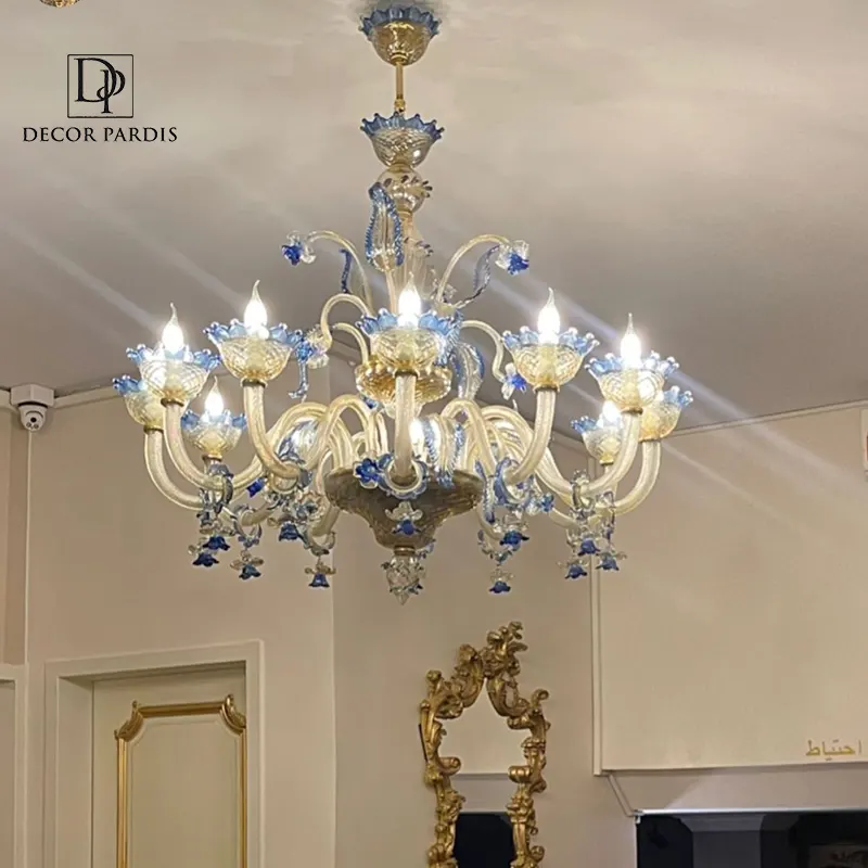 لوستر دست ساز مورانو آبی نصب شده در فضای پذیرایی