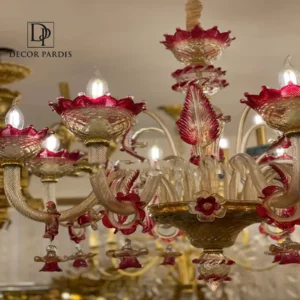 نمای نزدیک جزئیات و رنگ جذاب لوستر سرخابی مورانو