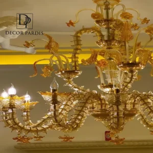 نمای نزدیک شاخه‌های طلایی و طراحی هنری لوستر مورانو