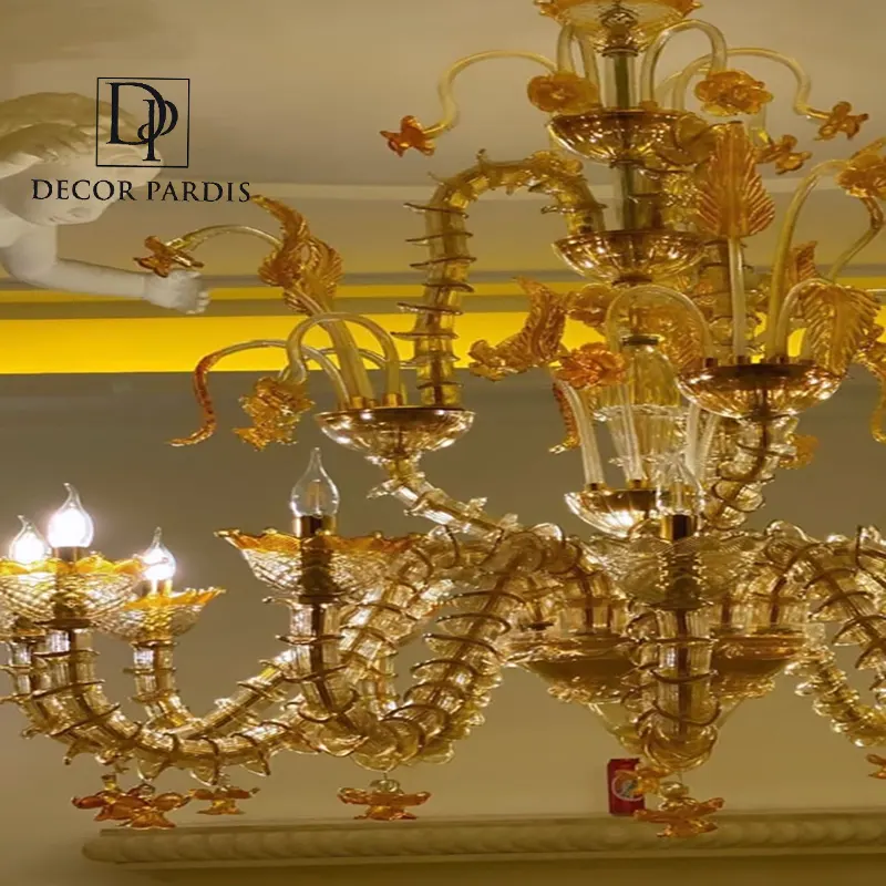 نمای نزدیک شاخههای طلایی و طراحی هنری لوستر مورانو