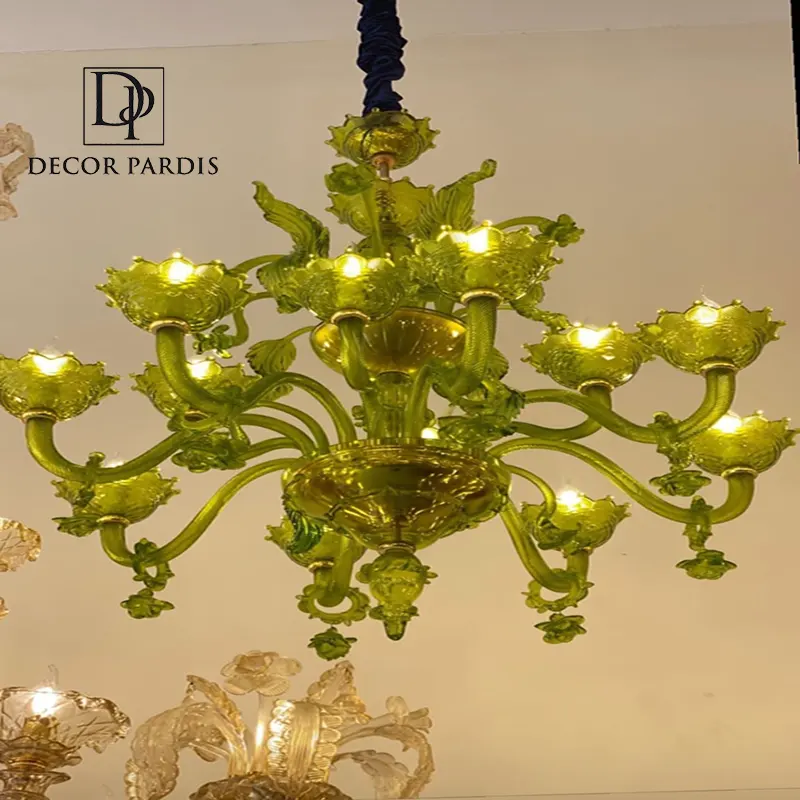 نمای نزدیک طراحی و رنگ فسفری لوستر مورانو