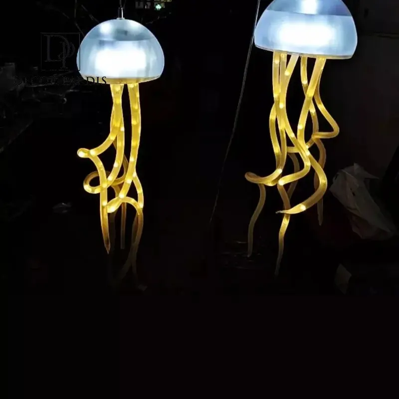 لوستر دست ساز مدل عروس دریایی با طراحی منحنی و نور ملایم