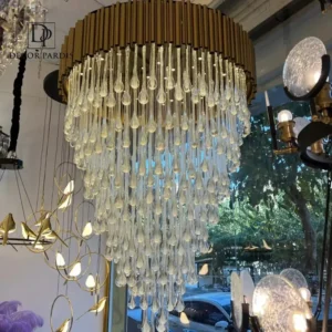 نمای نزدیک طبقات و قطرات لوستر طبقاتی