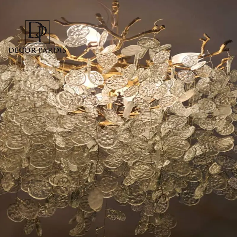 نمای نزدیک جزئیات و پولکهای درخشان لوستر مورانو