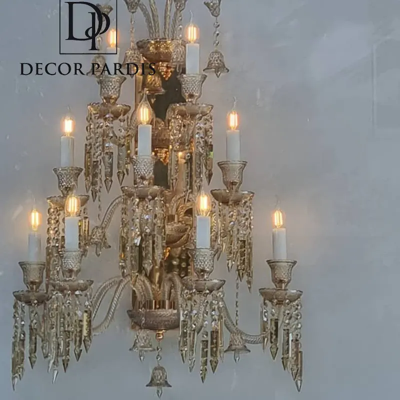 دیوارکوب باکارات Xennit با طراحی مدرن و کریستال های درخشان