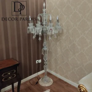 آباژور الماس شکل باکارات روشن بر روی میز کنار تخت