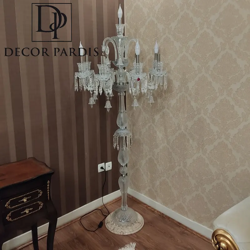 آباژور الماس شکل باکارات روشن بر روی میز کنار تخت