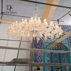 نمای نزدیک طراحی شمعی و جزئیات لوستر مورانو