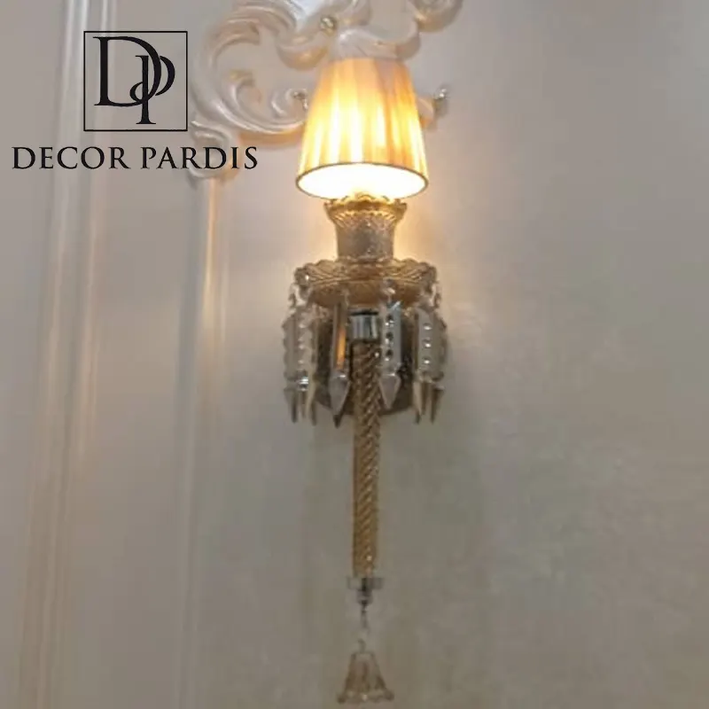 نصب دیوارکوب تزئینی باکارات در کنار شومینه سنگی