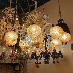 لوستر حبابی باکارات - نمای نزدیک از طراحی کریستال‌های حبابی شکل