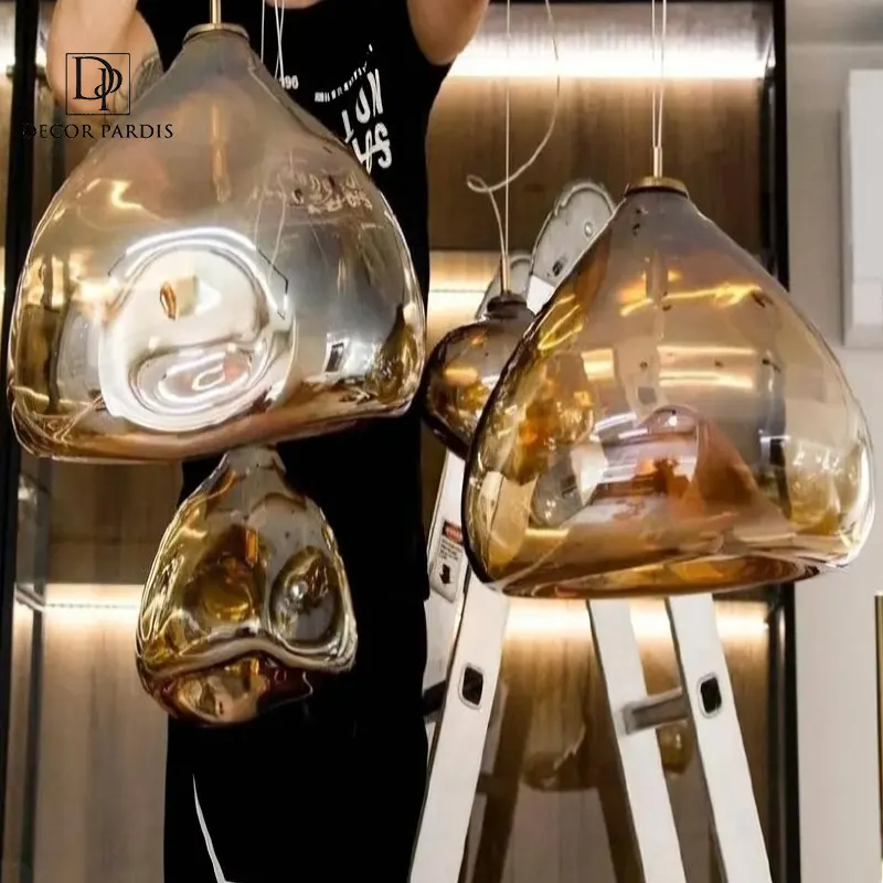 نمای نزدیک فرم منحنی و جزئیات لوستر مدل ابر