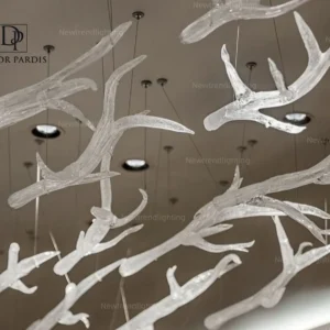 نمای نزدیک کریستال‌ها و شاخه‌های لوستر مدل درخت