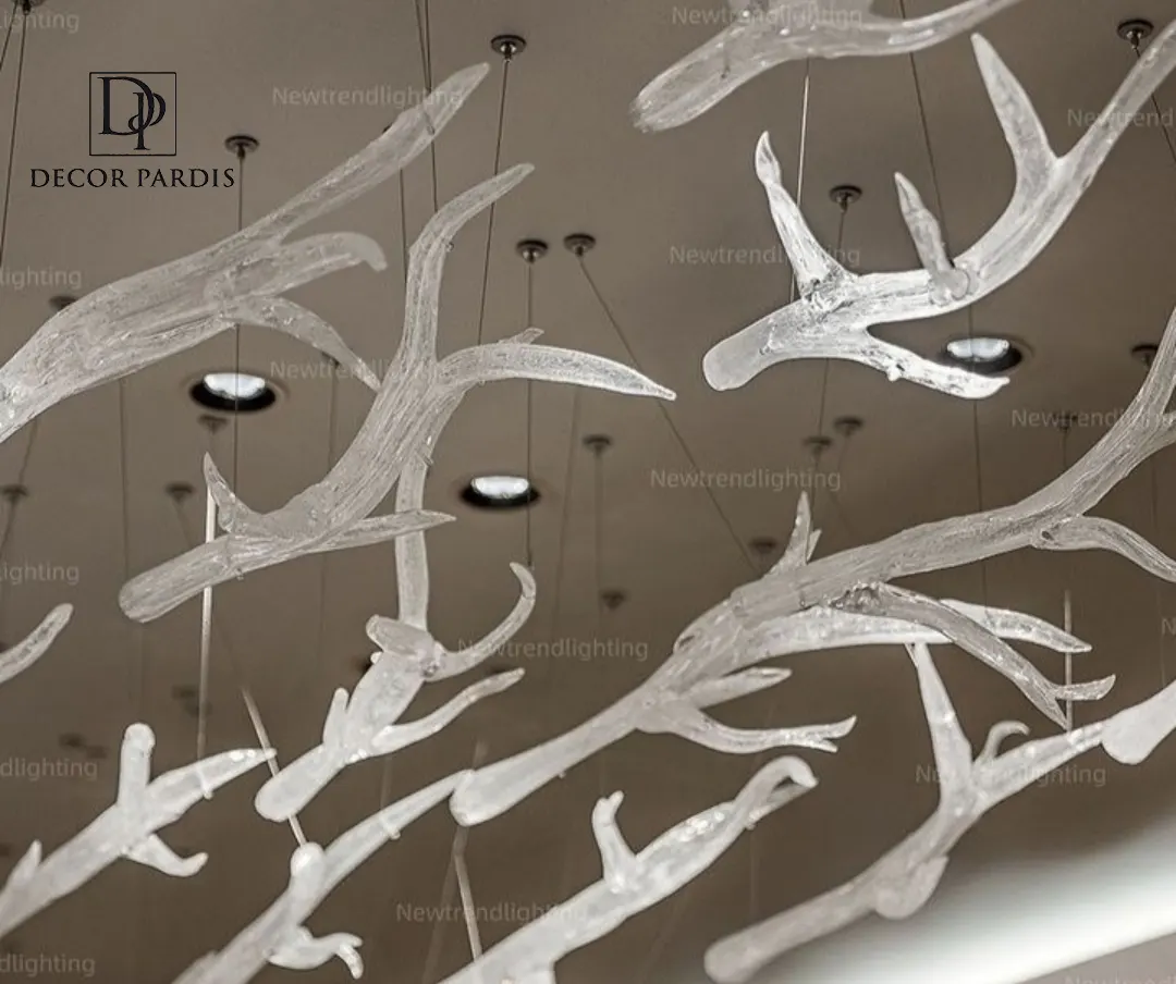 نمای نزدیک کریستالها و شاخههای لوستر مدل درخت
