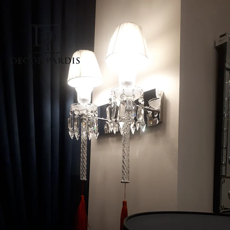 نورپردازی گرم و دنج دیوارکوب تورچ در فضای اتاق خواب