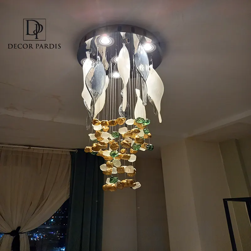 لوستر دست ساز قلوه سنگ آویز در سالن پذیرایی