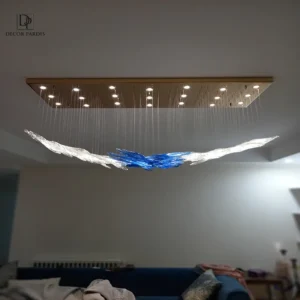 لوستر دست ساز مدل دم ماهی هالوژن دار در یک سالن پذیرایی