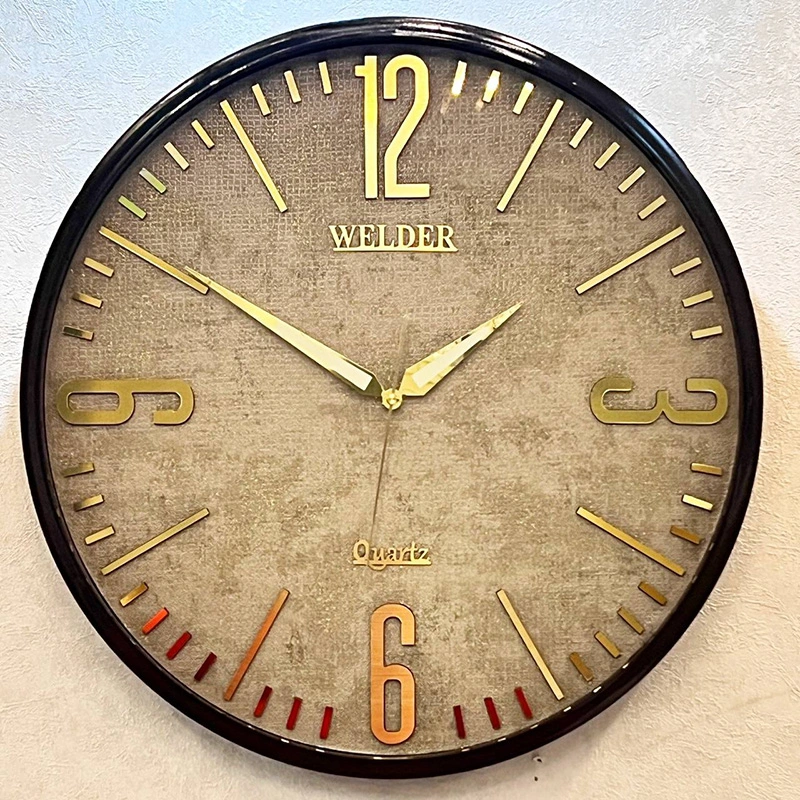 ساعت دیواری چوبی قهوهای