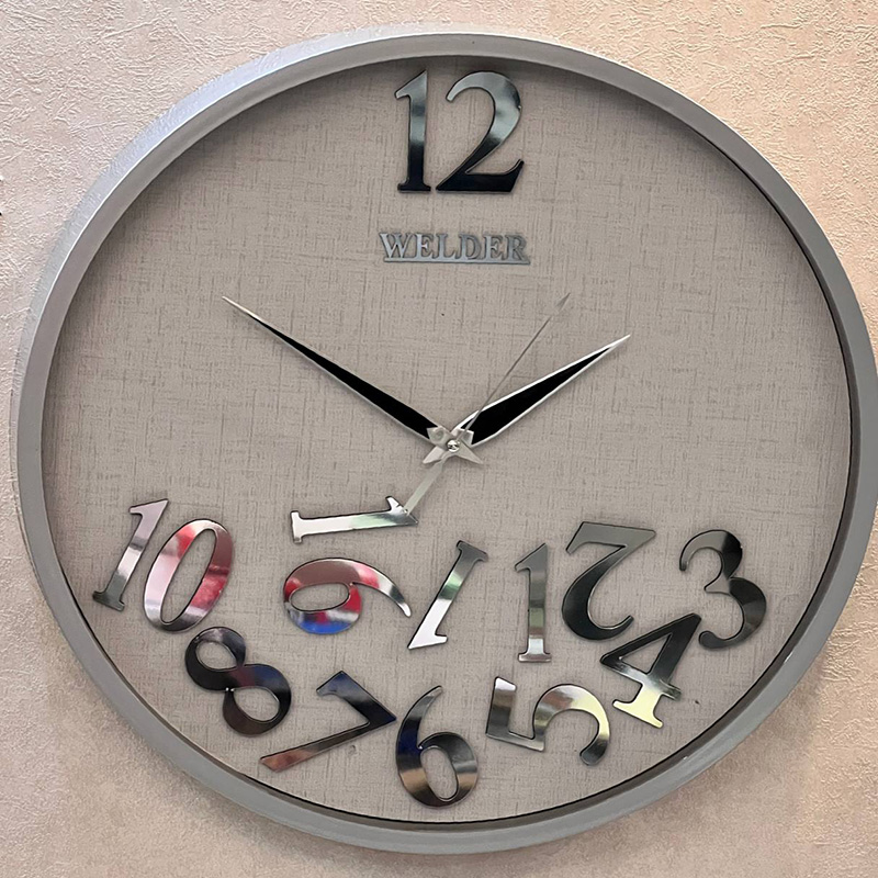 ساعت دیواری با اعداد معکوس