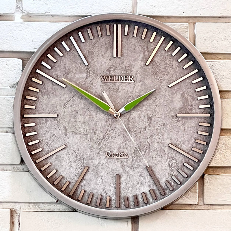 ساعت دیواری شبرنگ رنگ نقرهای