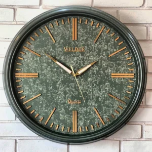 نمای نزدیک ساعت دیواری سبز