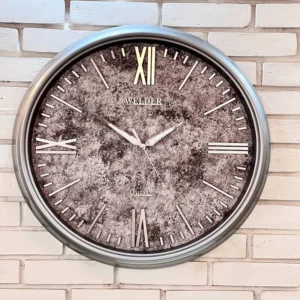 ساعت دیواری رنگ نقره‌ای