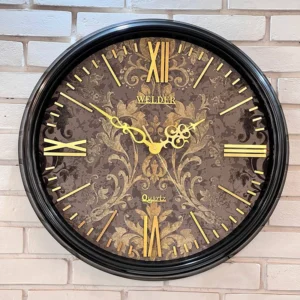 ساعت دیواری با زمینه تیره