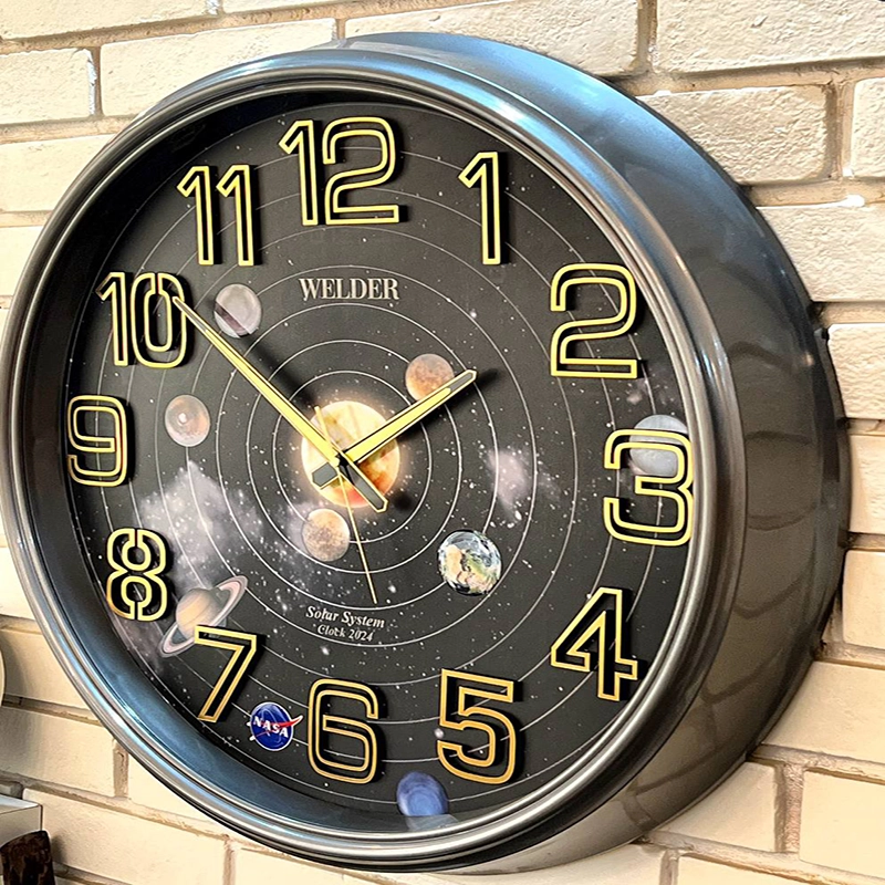 ساعت دیواری رنگ نقرهای